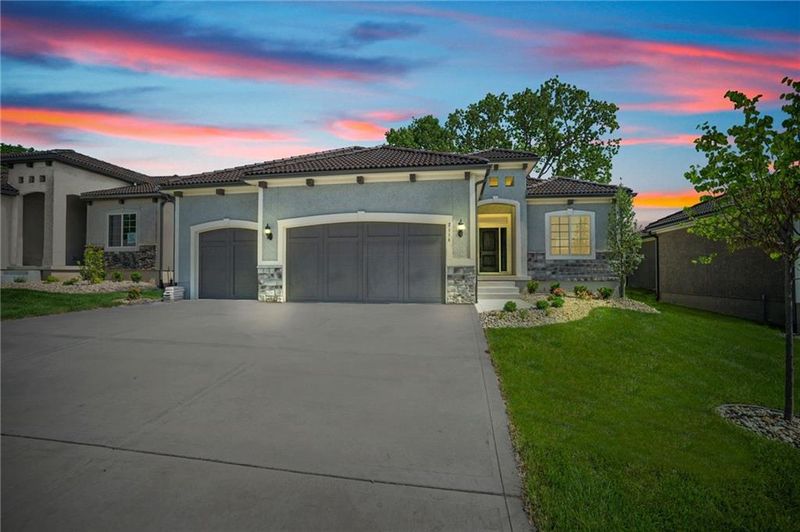 2114 NW Ashurst Dr, Lee's Summit, MO 64081