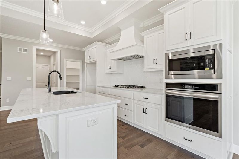 2114 NW Ashurst Dr, Lee's Summit, MO 64081