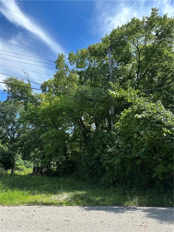 3621 Hill Haven Rd, Kansas City, MO 64117