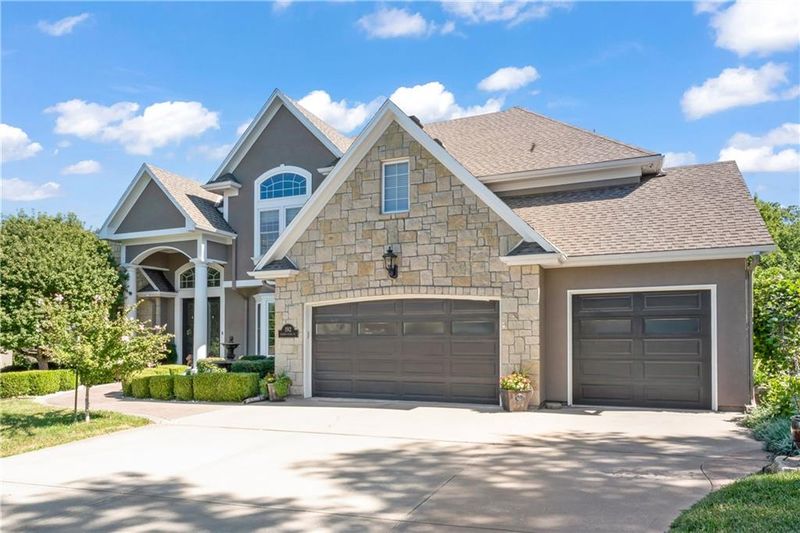 192 NE Hidden Ridge Pl, Lee's Summit, MO 64064