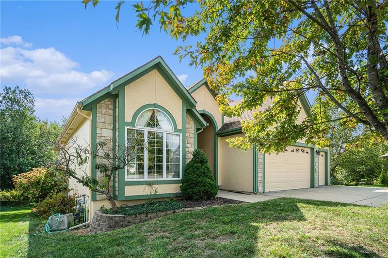 305 SE Canter Ct, Lee's Summit, MO 64082