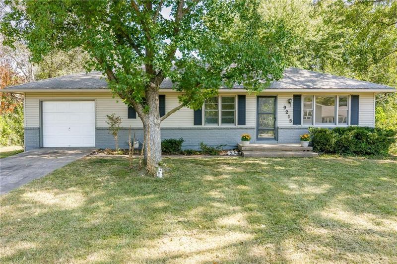 9215 Stubbs Rd, Kansas City, MO 64138