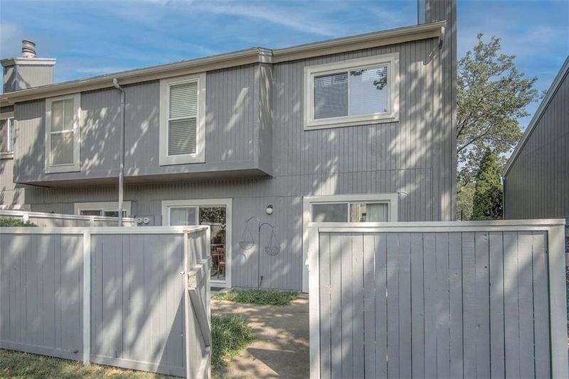 8054 Colony Ln, Lenexa, KS 66215