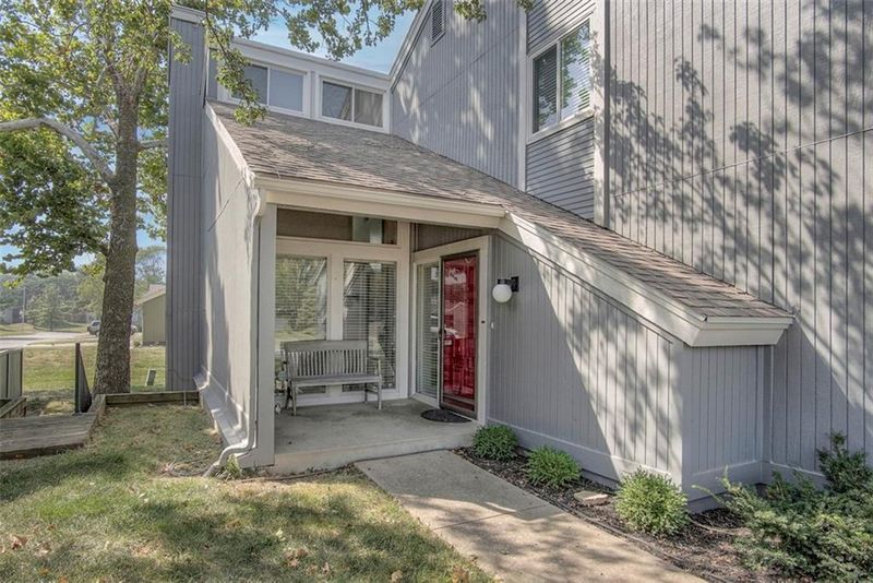 8054 Colony Ln, Lenexa, KS 66215