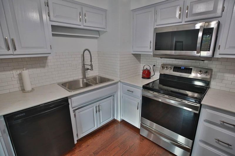 5016 Walnut St #A, Kansas City, MO 64112