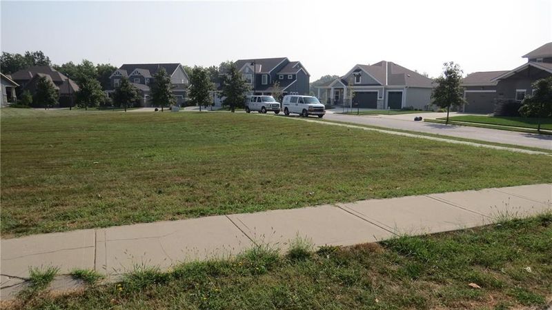 8601 N Lewis Ave, Kansas City, MO 64157