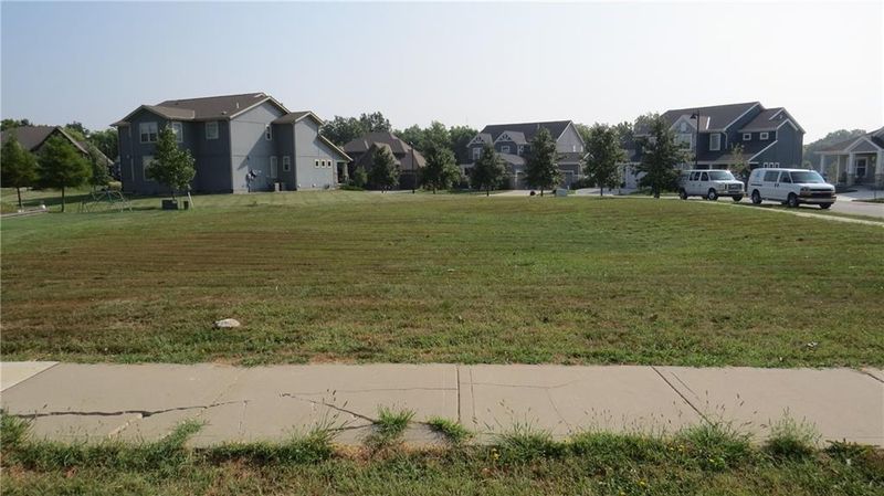8601 N Lewis Ave, Kansas City, MO 64157