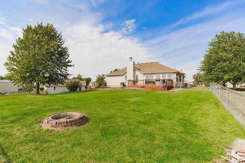 15325 Roger Rd, Leavenworth, KS 66048