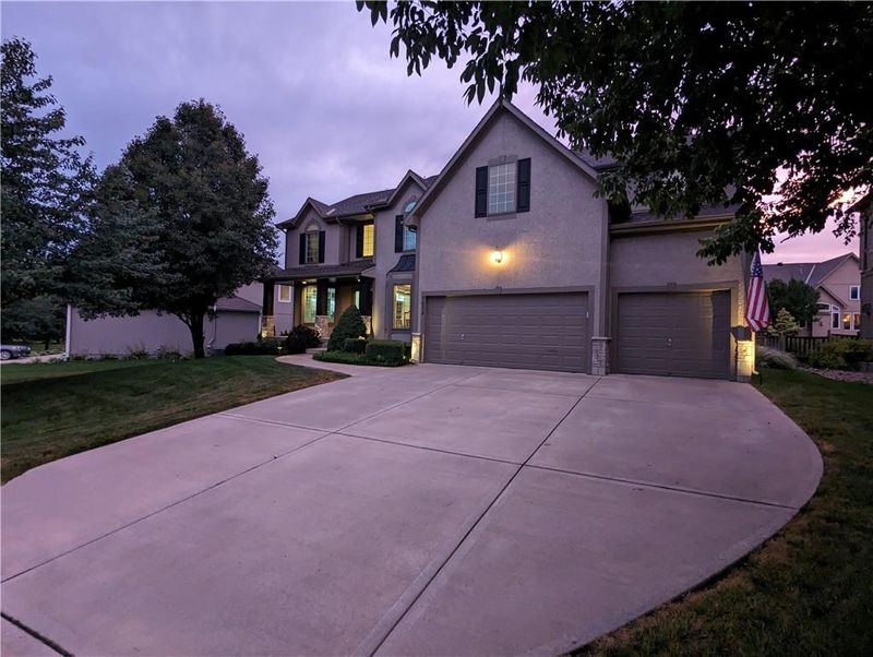 5634 Roundtree St, Shawnee, KS 66226