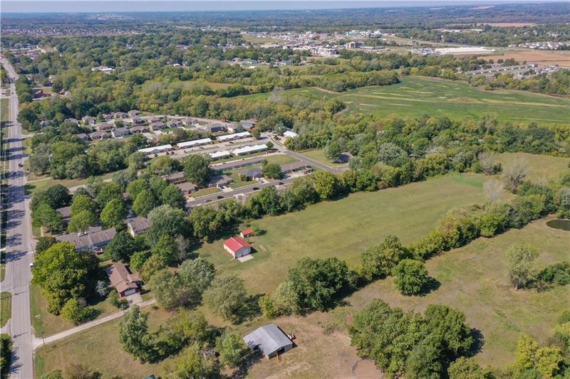 902 SE 12th St, Oak Grove, MO 64075