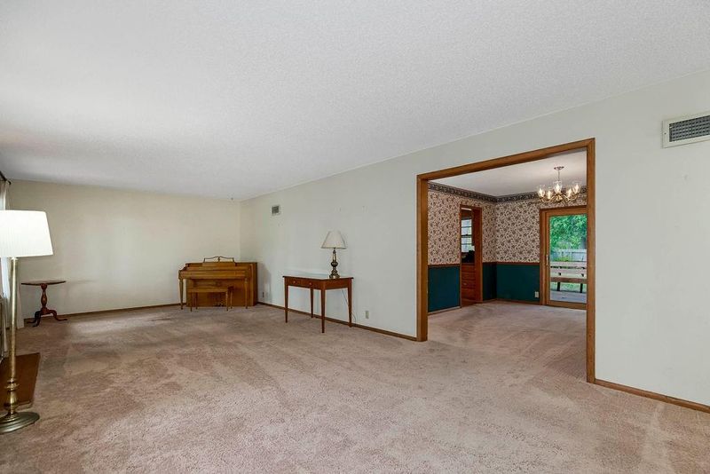 7126 Parallel Pw, Kansas City, KS 66112