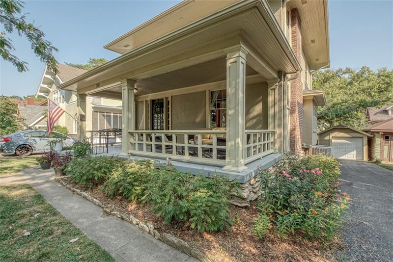 222 E 56 St, Kansas City, MO 64113