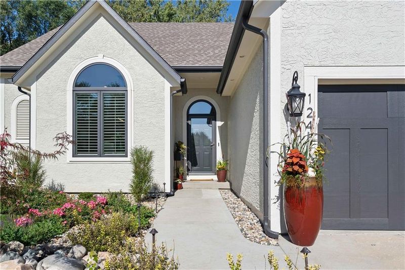 124 NE Hidden Meadows Ct, Lee's Summit, MO 64064