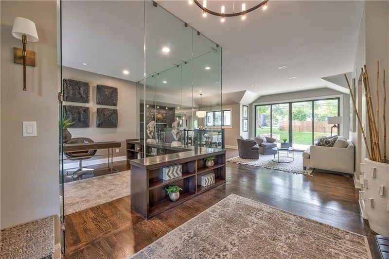 9718 Wenonga Ln, Leawood, KS 66206