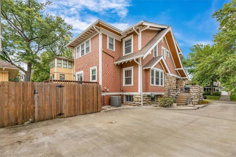 7 E 57th Ter, Kansas City, MO 64113