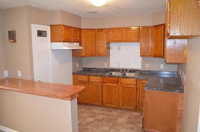 4516 E 40th St, Kansas City, MO 64130