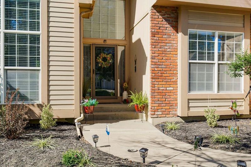 5112 W 157th Pl, Overland Park, KS 66224