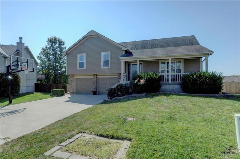 15609 Cedar St, Basehor, KS 66007
