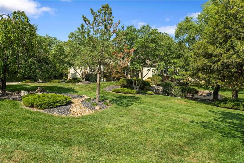 306 NW Rockhill Cir, Lee's Summit, MO 64081
