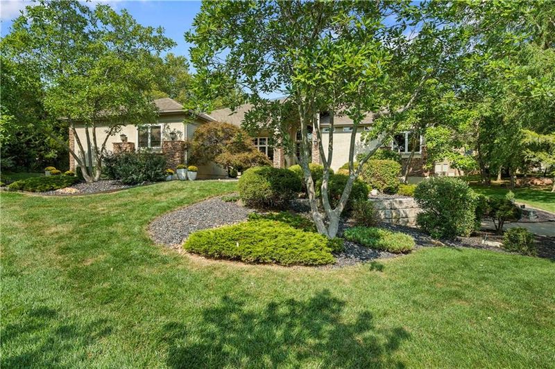 306 NW Rockhill Cir, Lee's Summit, MO 64081