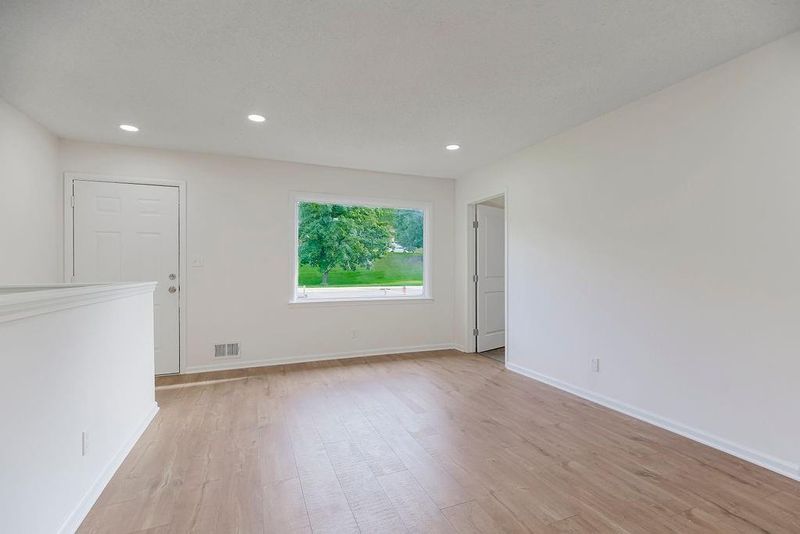 2415 E 77th St, Kansas City, MO 64132