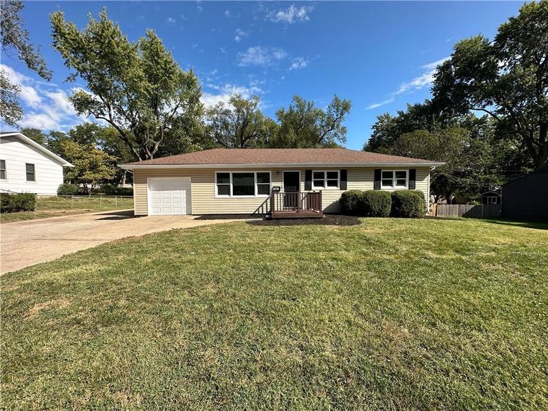 7607 Grandview Ln, Overland Park, KS 66204