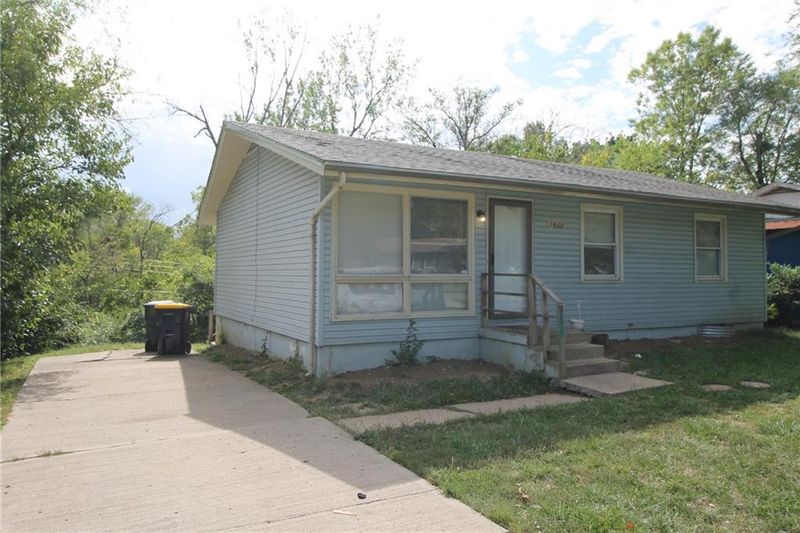 7423 51st St, Kansas City, MO 64129