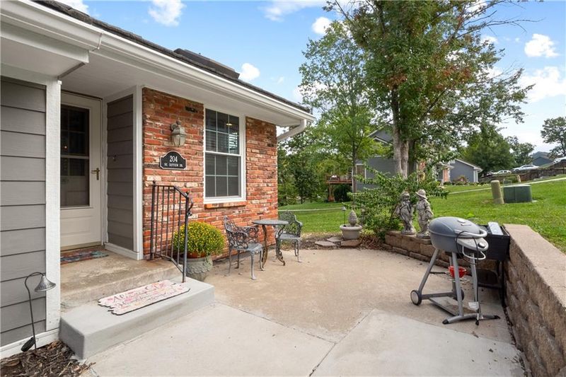 204 Bayview Dr, Lee's Summit, MO 64064
