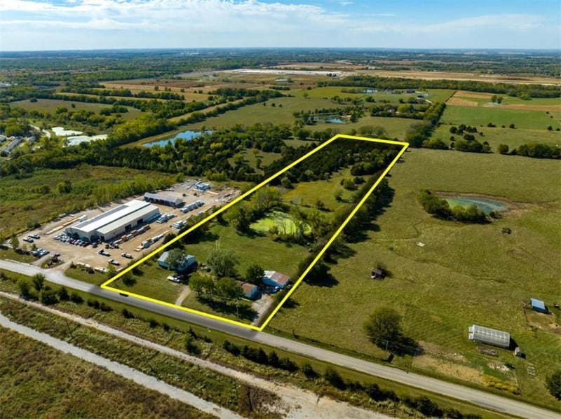 9730 Sunflower Rd, De Soto, KS 66018