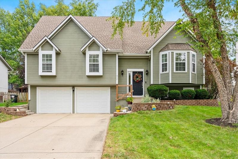817 NE Country Ln, Lee's Summit, MO 64086
