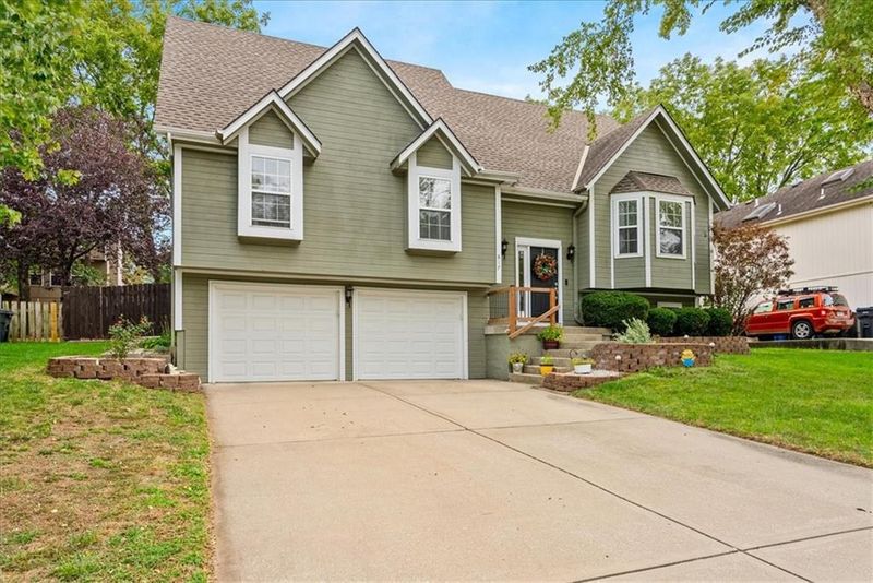 817 NE Country Ln, Lee's Summit, MO 64086