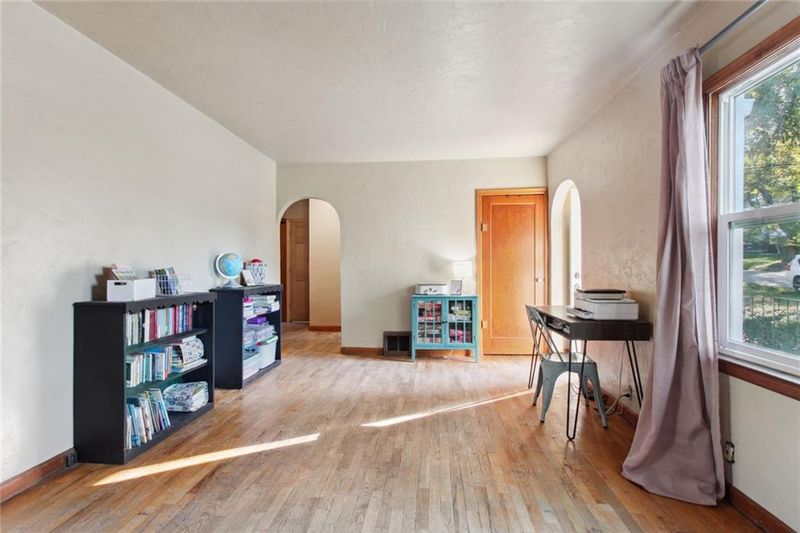 1501 S 52nd Ter, Kansas City, KS 66106