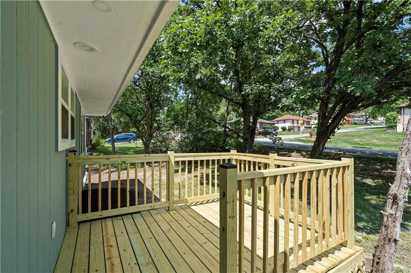 10708 Hillcrest Rd, Kansas City, MO 64134