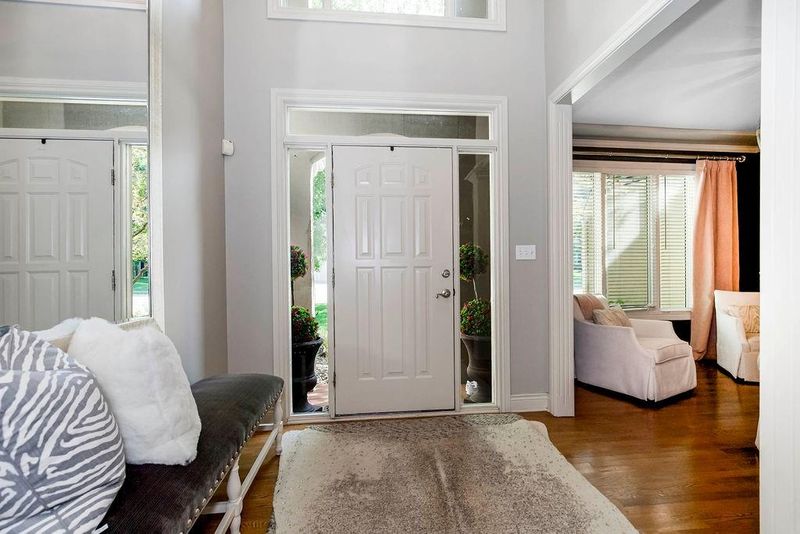 8112 Park View Dr, Parkville, MO 64152
