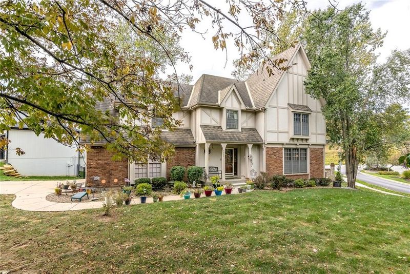 7422 N Strathbury Ave, Kansas City, MO 64151