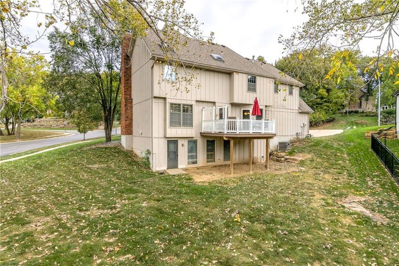 7422 N Strathbury Ave, Kansas City, MO 64151