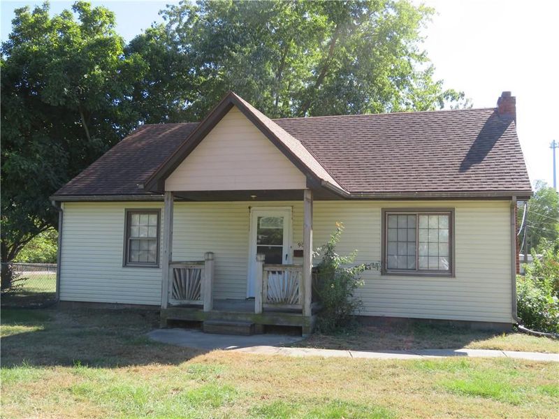 909 E Osage St, Paola, KS 66071
