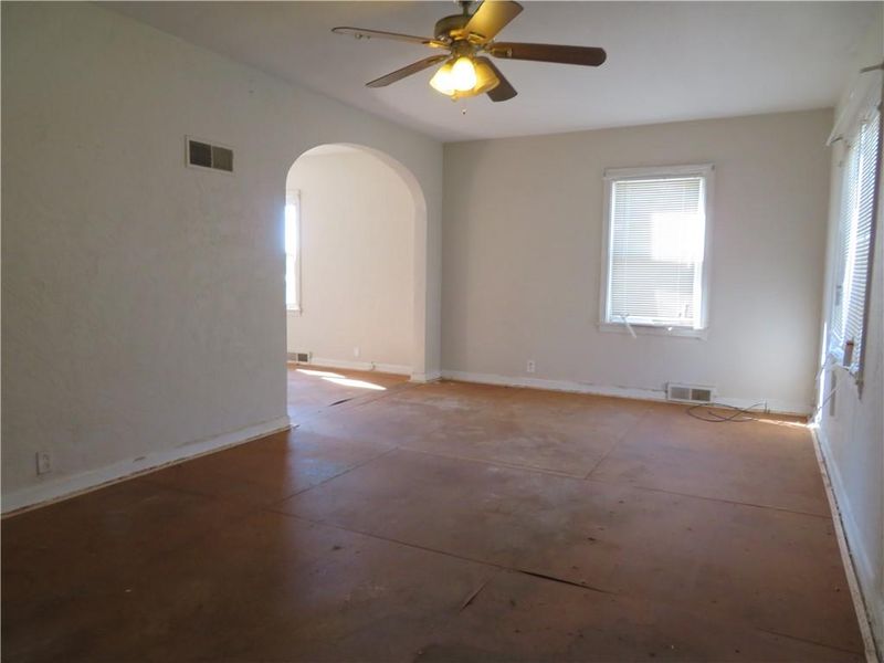 909 E Osage St, Paola, KS 66071