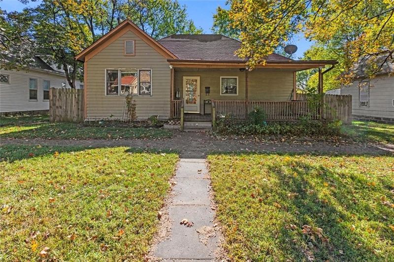 205 E Shawnee St, Paola, KS 66071