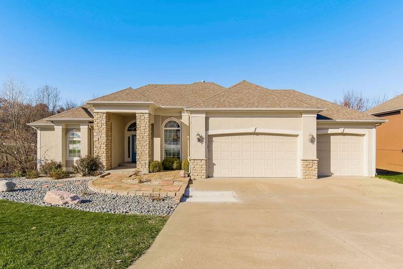 4500 NE Ridgeline Cir, Lee's Summit, MO 64064