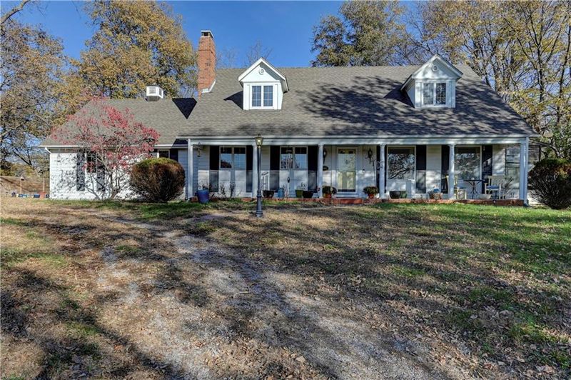 9801 Grandview Rd, Kansas City, MO 64137