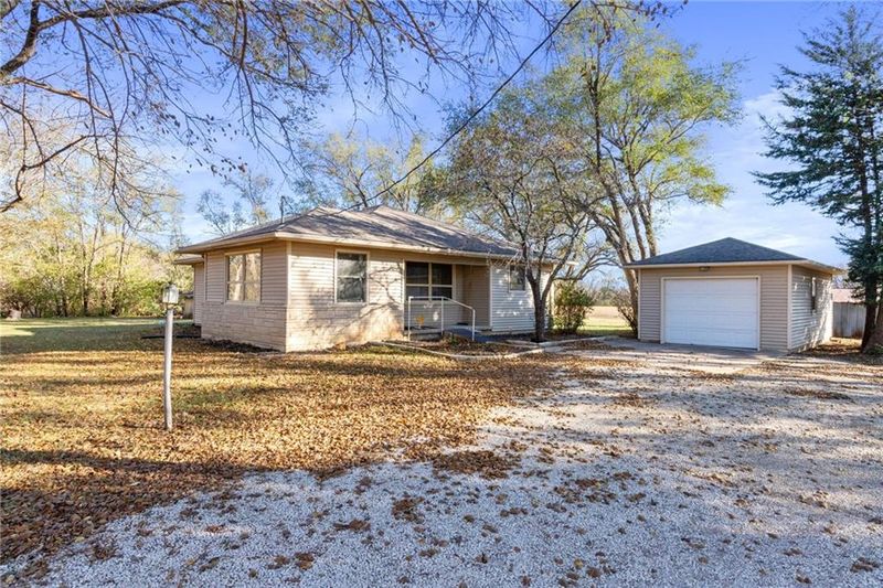 369 W 125th St, Carbondale, KS 66414
