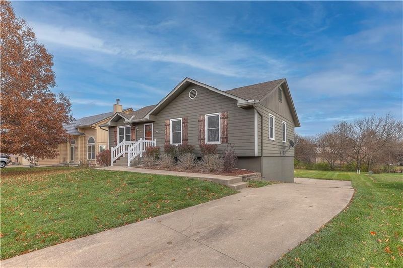 809 S Park Dr, Raymore, MO 64083