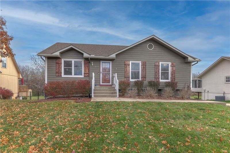 809 S Park Dr, Raymore, MO 64083