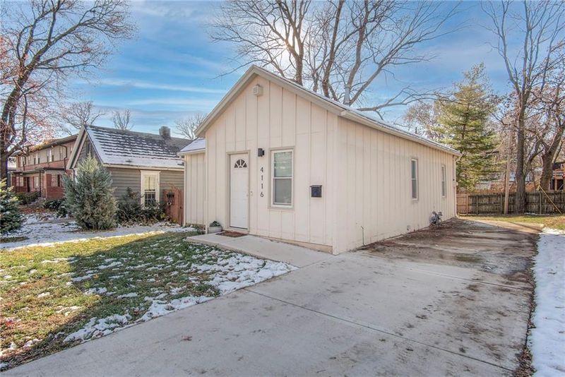 4116 Roanoke Rd, Kansas City, MO 64111