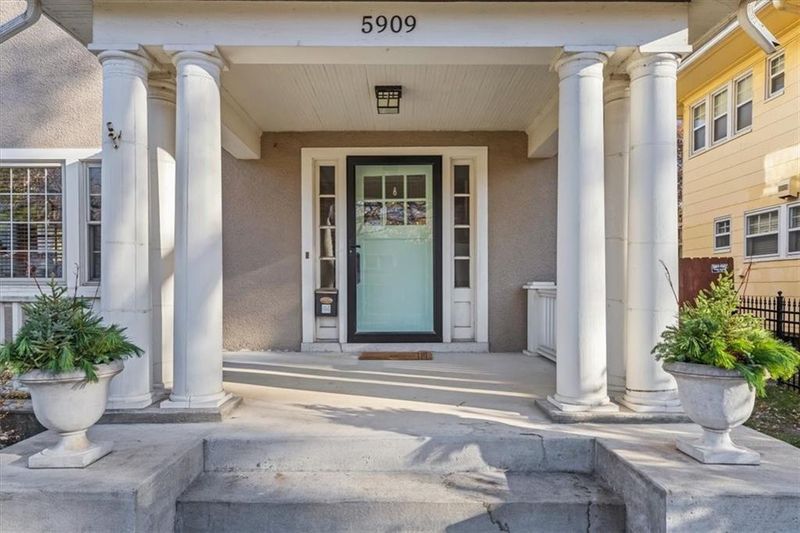 5909 Brookside Blvd, Kansas City, MO 64113