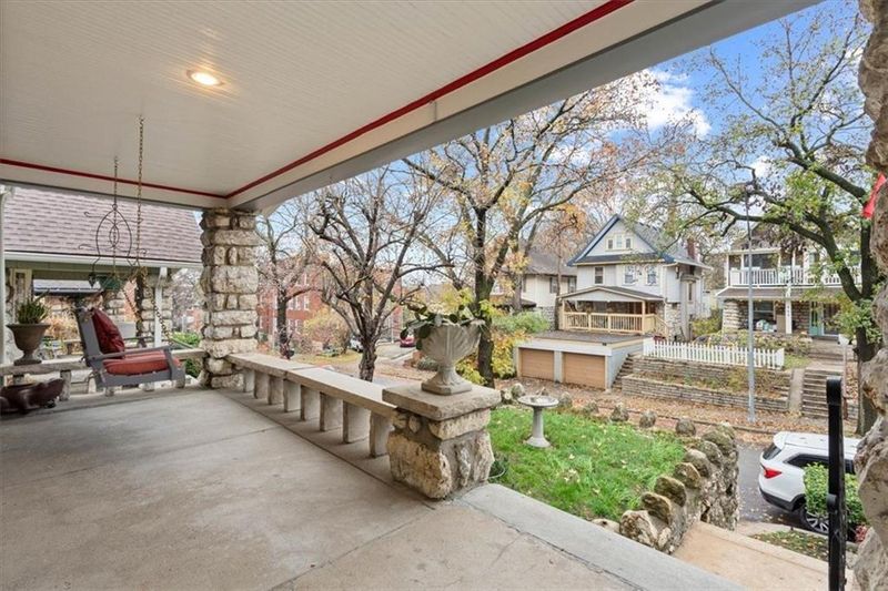 904 42 St E, Kansas City, MO 64110