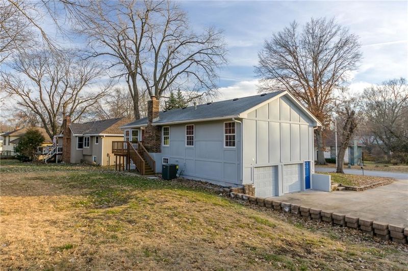 9833 Overhill Rd, Kansas City, MO 64134