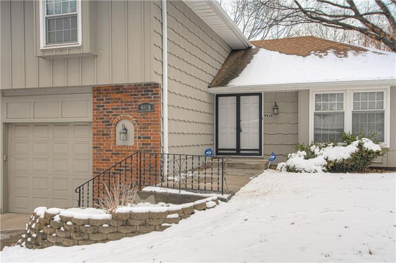 9818 Walnut St, Kansas City, MO 64114