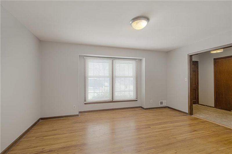 9818 Walnut St, Kansas City, MO 64114